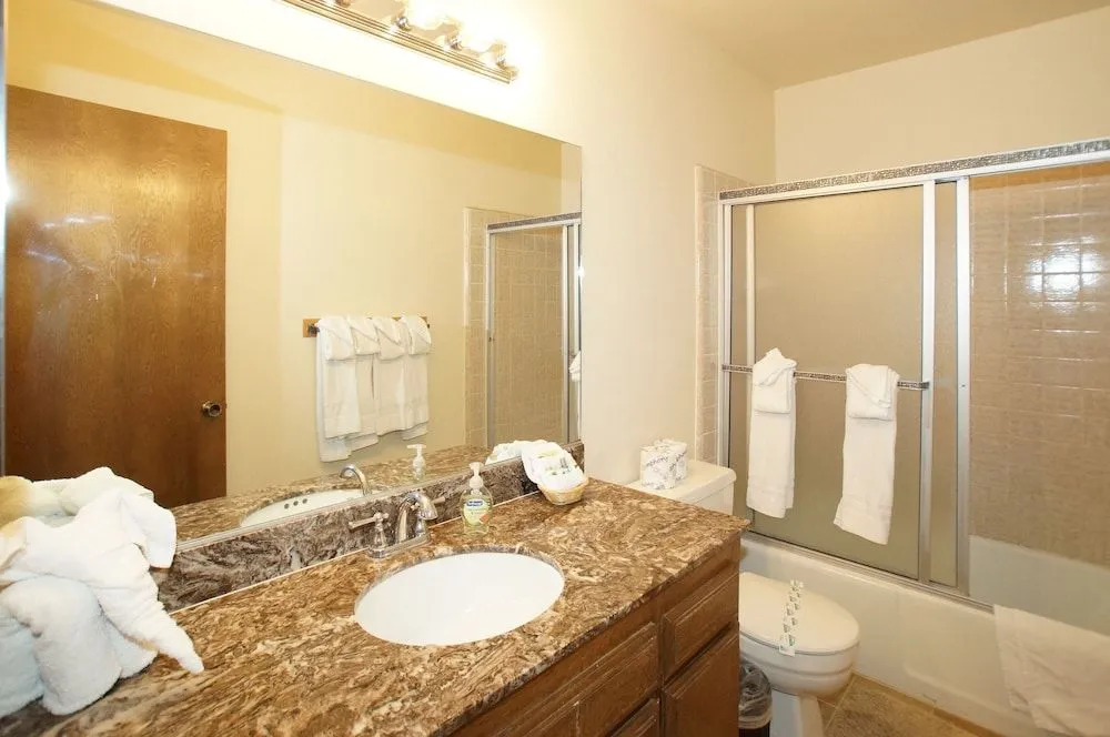 Summit X-ross Roads - Just a short drive to the Village and the lake with forest views