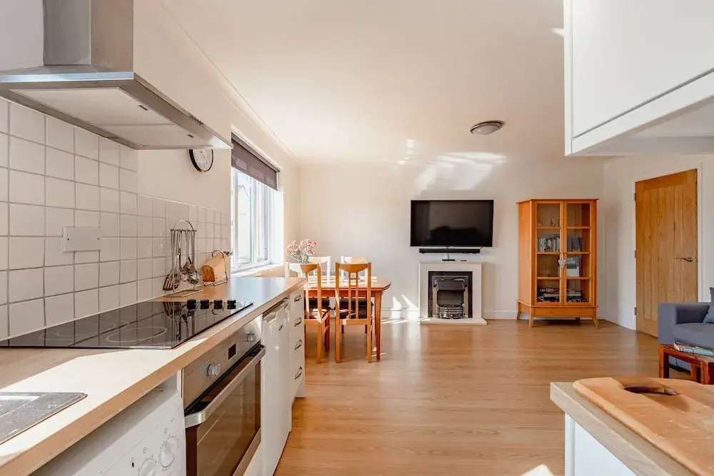 Luxury 2 Bed Room Lake View Apt Bowness Parking
