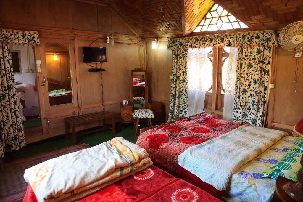 Houseboat Zaindari Palace