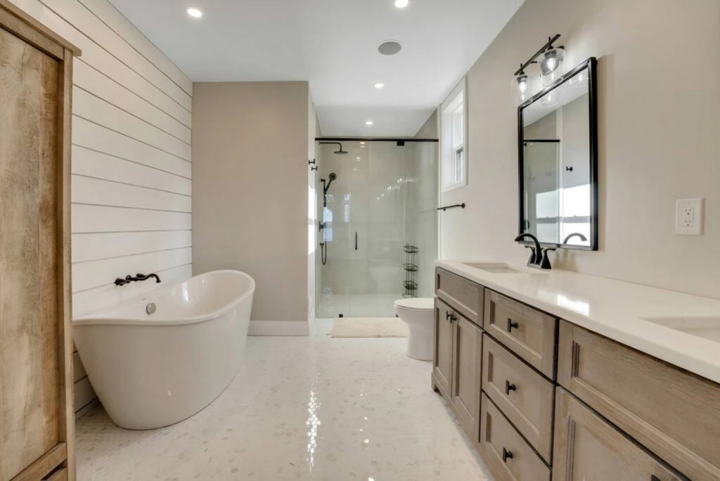 Luxury Cottage overlooking Wollaston Lake-Hot tub