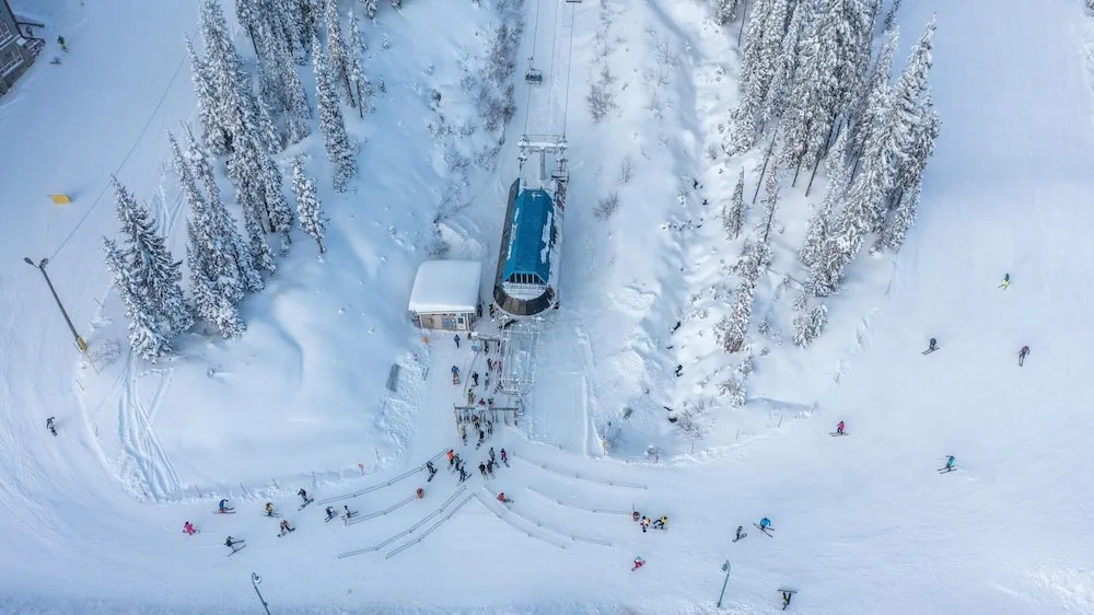I Spy - Cozy Pet Friendly, Ski In/Ski Out Condo with Private Hot Tub