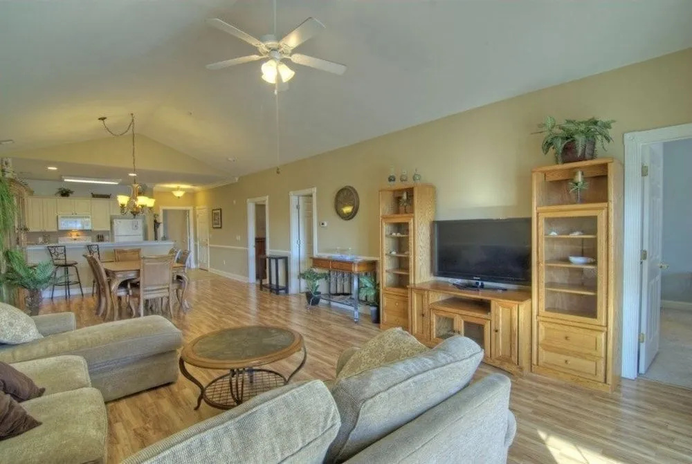 Magnolia Pointe 404 4861 3 Br condo by RedAwning
