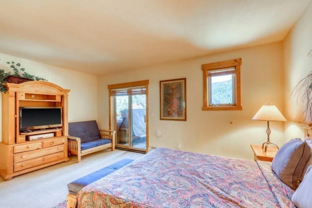 Spacious 4 Bedroom Mountain Vacation Rental With Private Hot Tub and Free Shuttle to Slopes