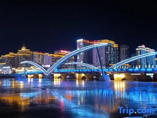 Yunshe·High-altitude View Smart Cinema Homestay (Yanji Yanbian University West Market Branch)