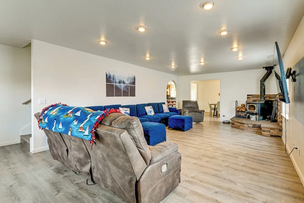 Crescent City Home w/ Hot Tub: Half-block to Beach