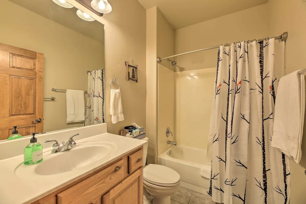 Near Lake & Trails: Show Low Condo w/ Grill!