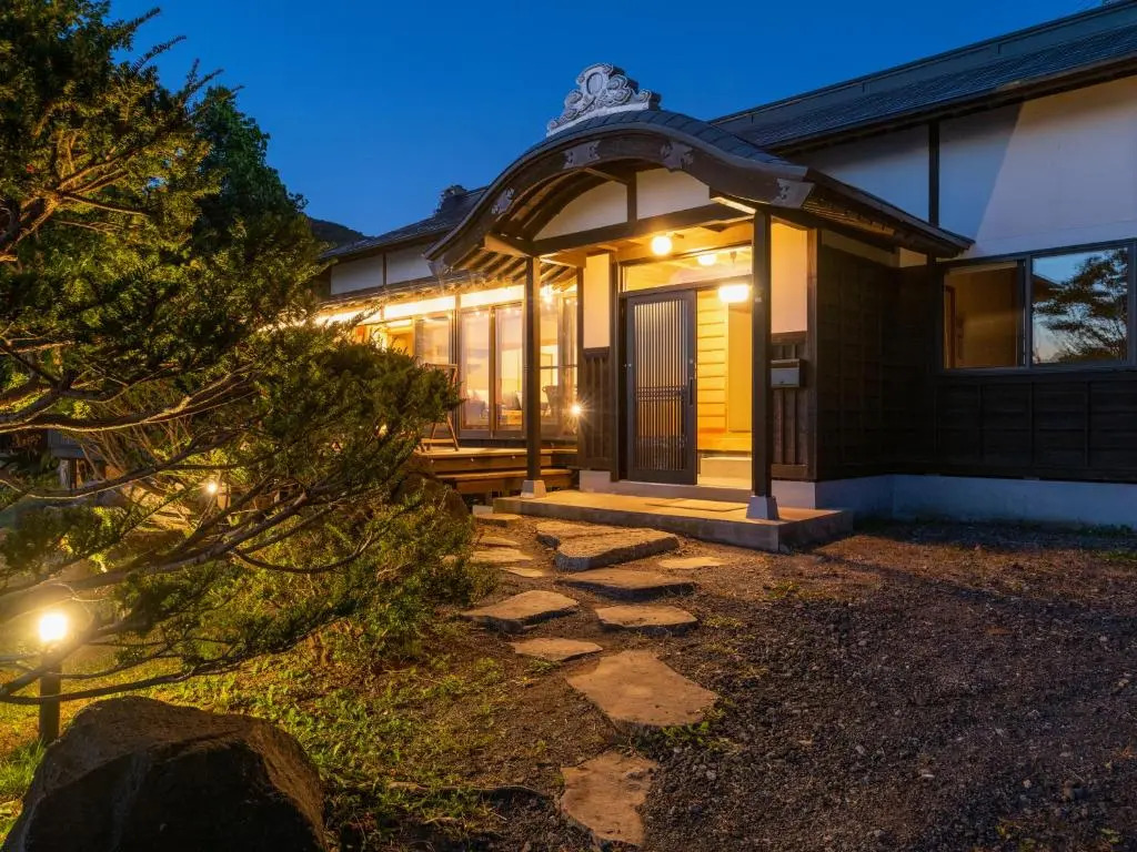 Toya cliff House