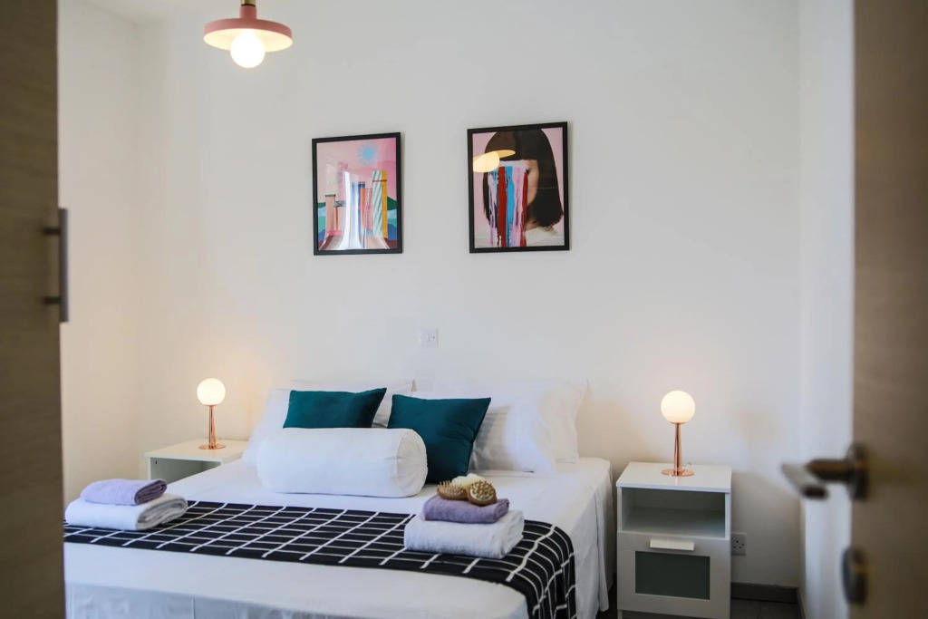 Phaedrus Living: City Luxury Flat Anemone 103