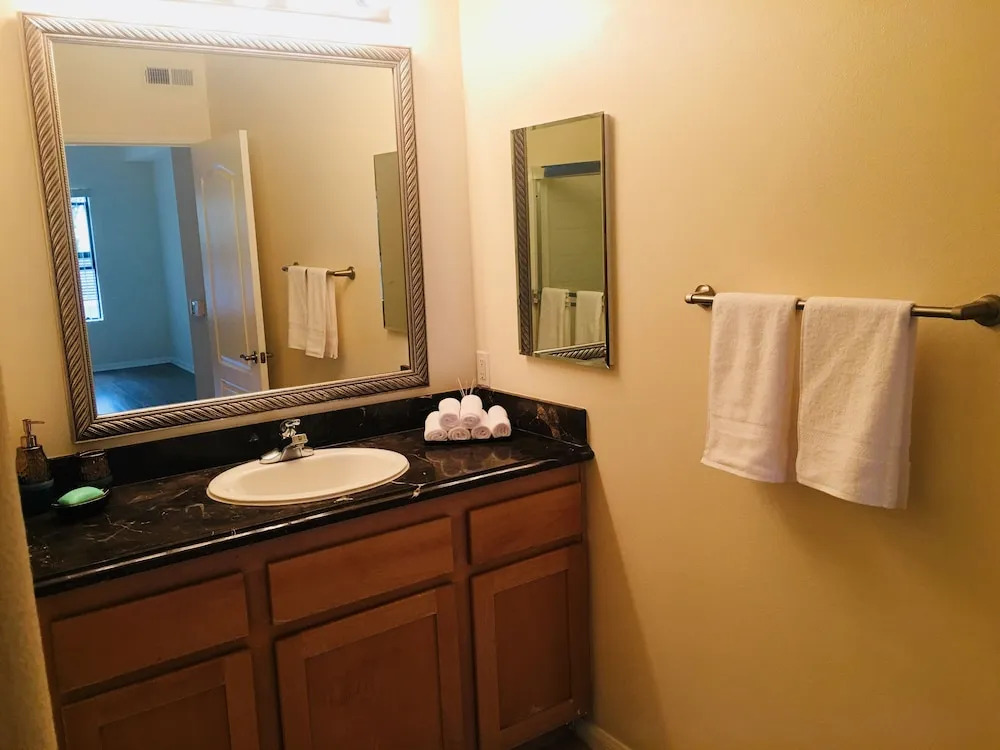 DTLA Apartment With Parking and Pool