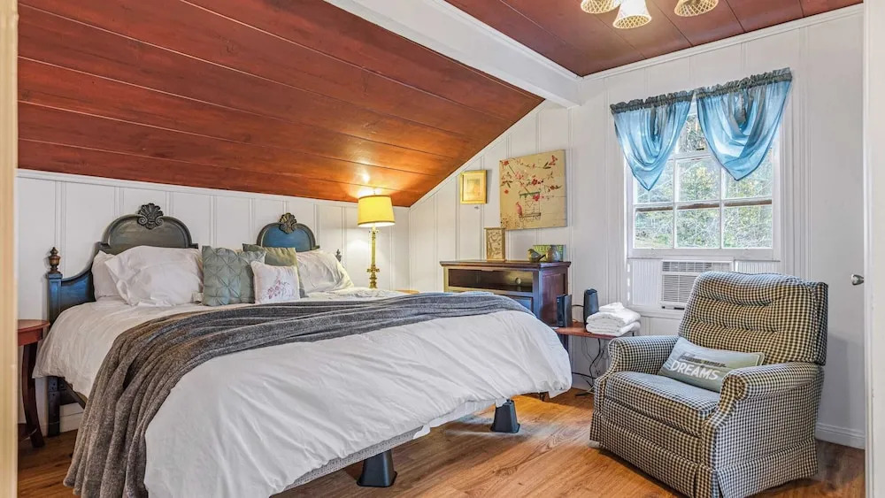 Minutes to Lake Arrowhead Village Cozy Secluded Cedar Cove by AvantStay