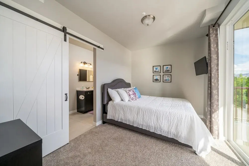 Marina's Edge Condo Walk to Restaurants, Wineries by RedAwning
