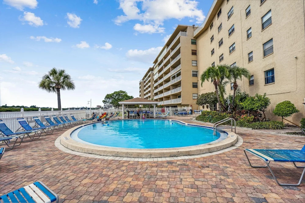 Bayshore Yacht & Tennis 205