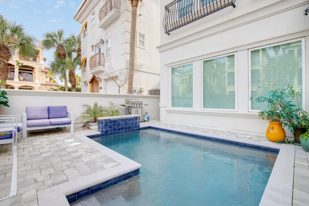 Destin's Gem by Avantstay Steps to the Beach w/ BBQ & Pool