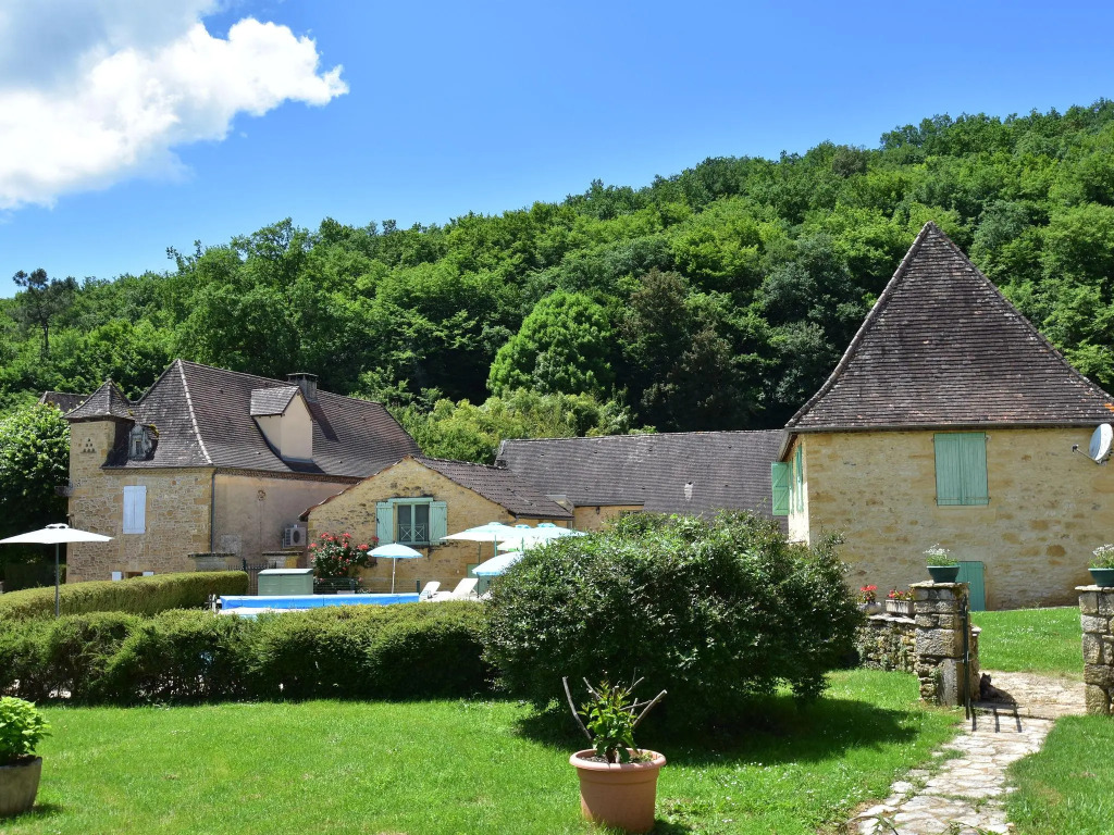 Modern Holiday Home in Aquitaine with Swimming Pool