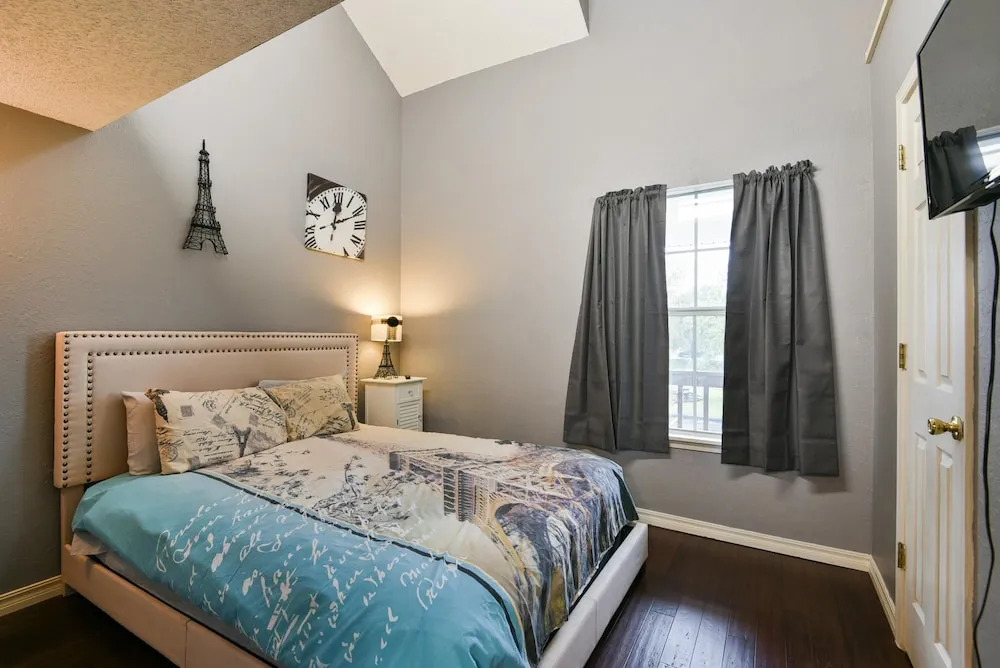 Memory Maker Condo - Great Location - Updated - Walk to Restaurant and Store!