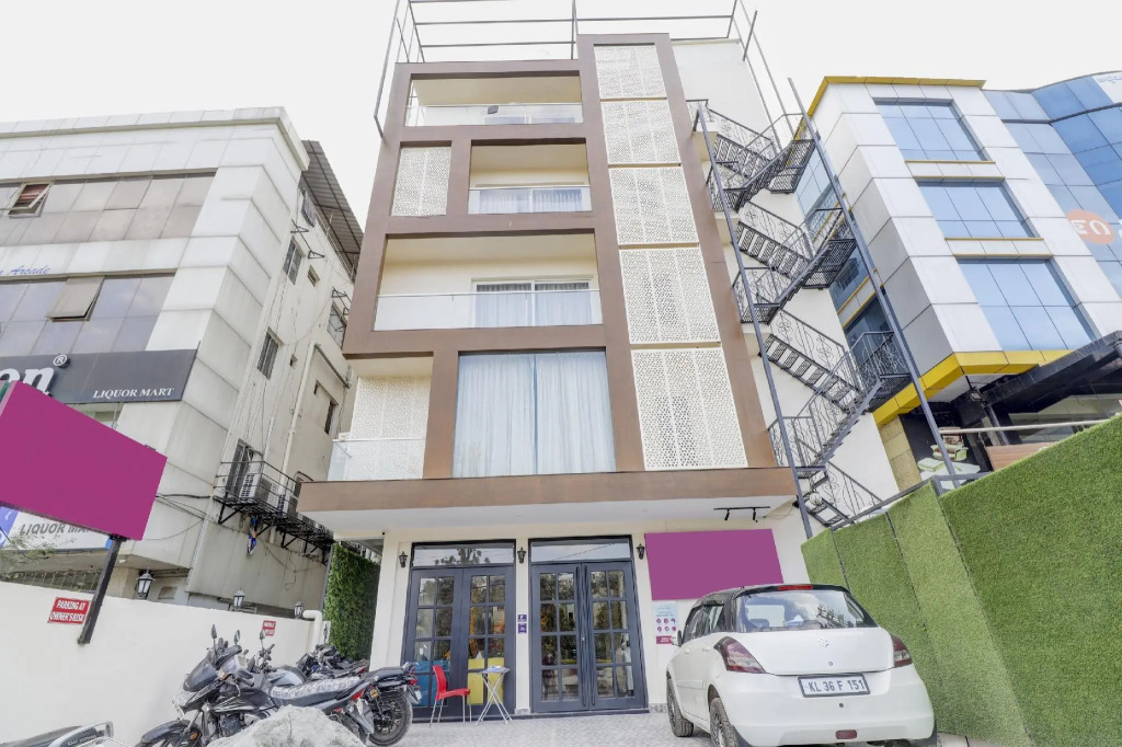 Vaccinated Staff- OYO Townhouse 387 Grand Vista Koramangala