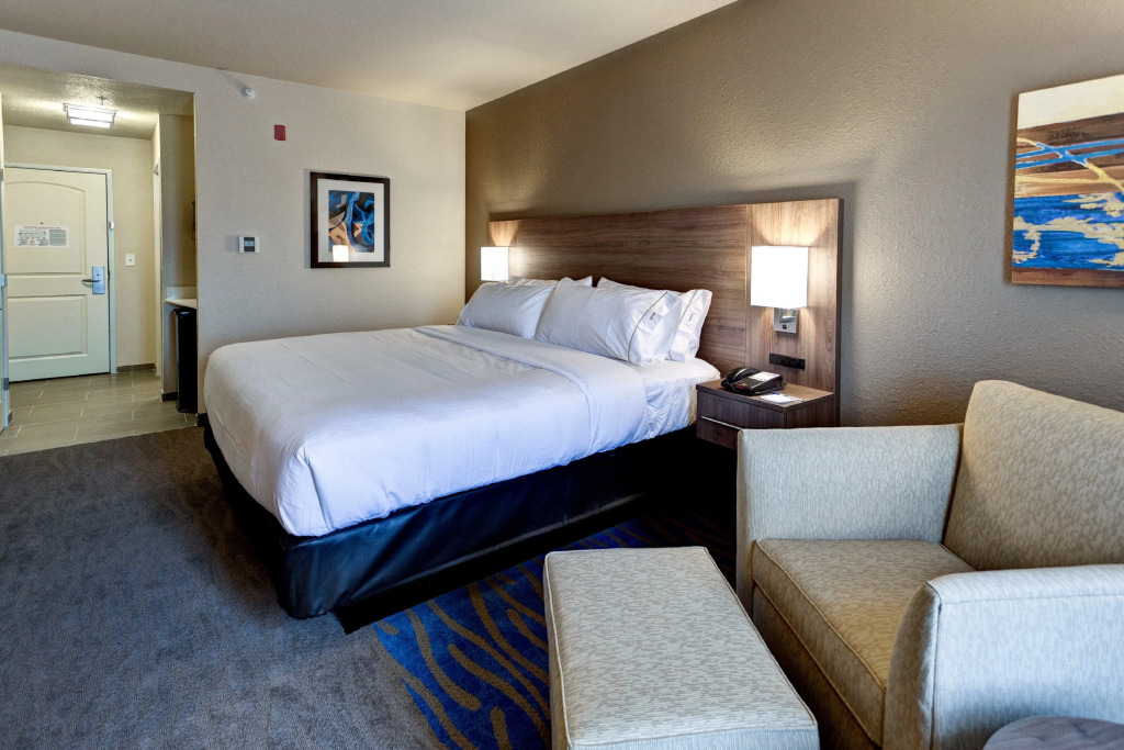 Holiday Inn Express & Suites Manhattan by IHG