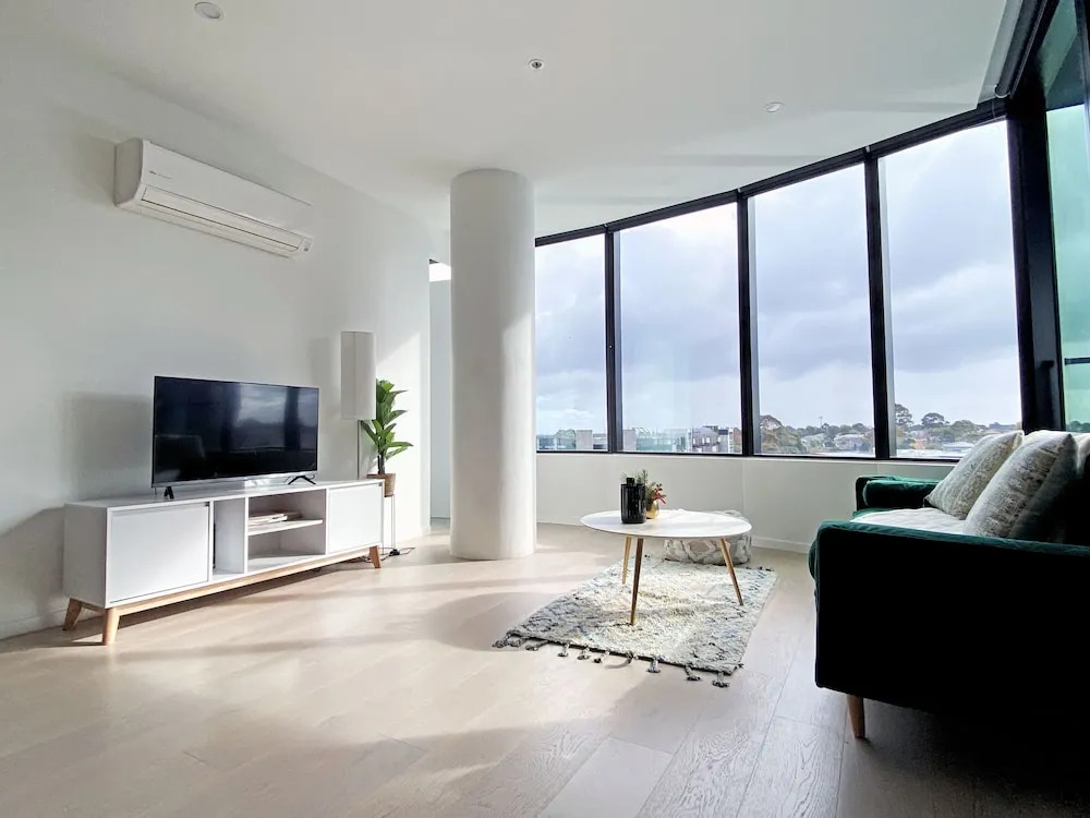 SkyGarden Luxury Condo The Glen by Live Local