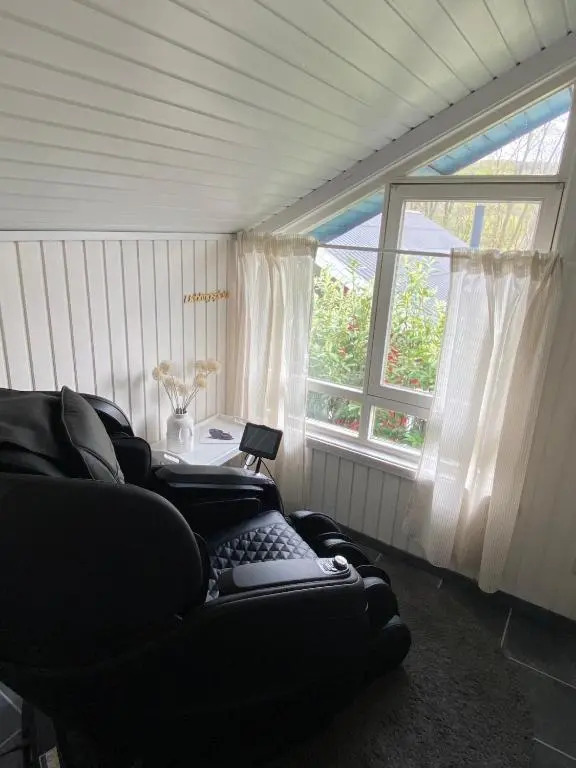 Ferienhaus "Auszeit mit Herz" im Ferienpark Extertal - Kamin, Fass-Sauna, Massagesessel