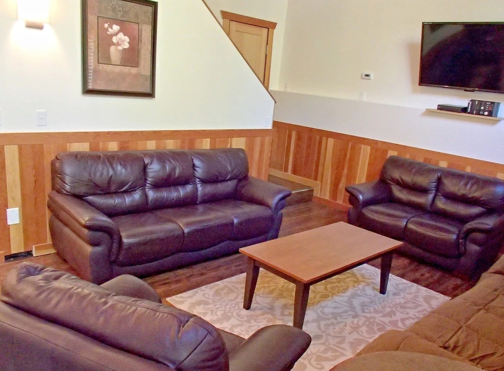 Mt Baker Lodging Cabin 2 - New 4 Bedroom, 2 Bath That Sleeps up to 10-persons