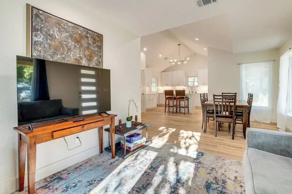 4 Mi to UT Austin: Bright & Modern Family Home