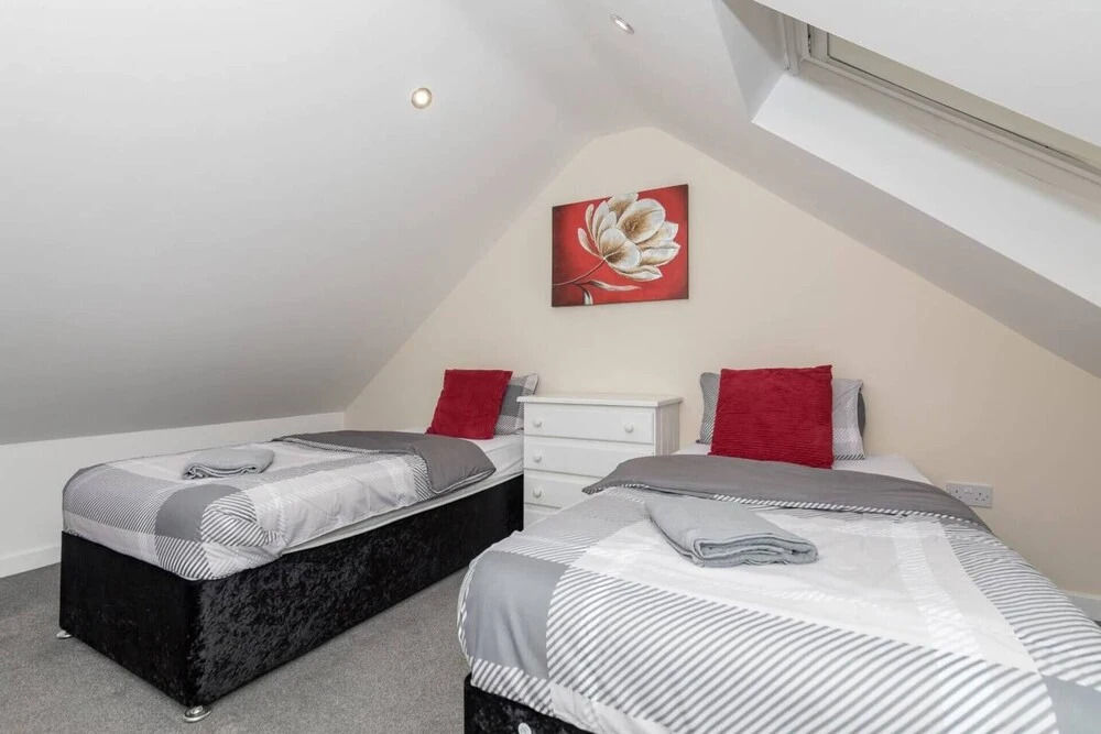 Homely Spaces Large 2-bed Apartment in Bedford