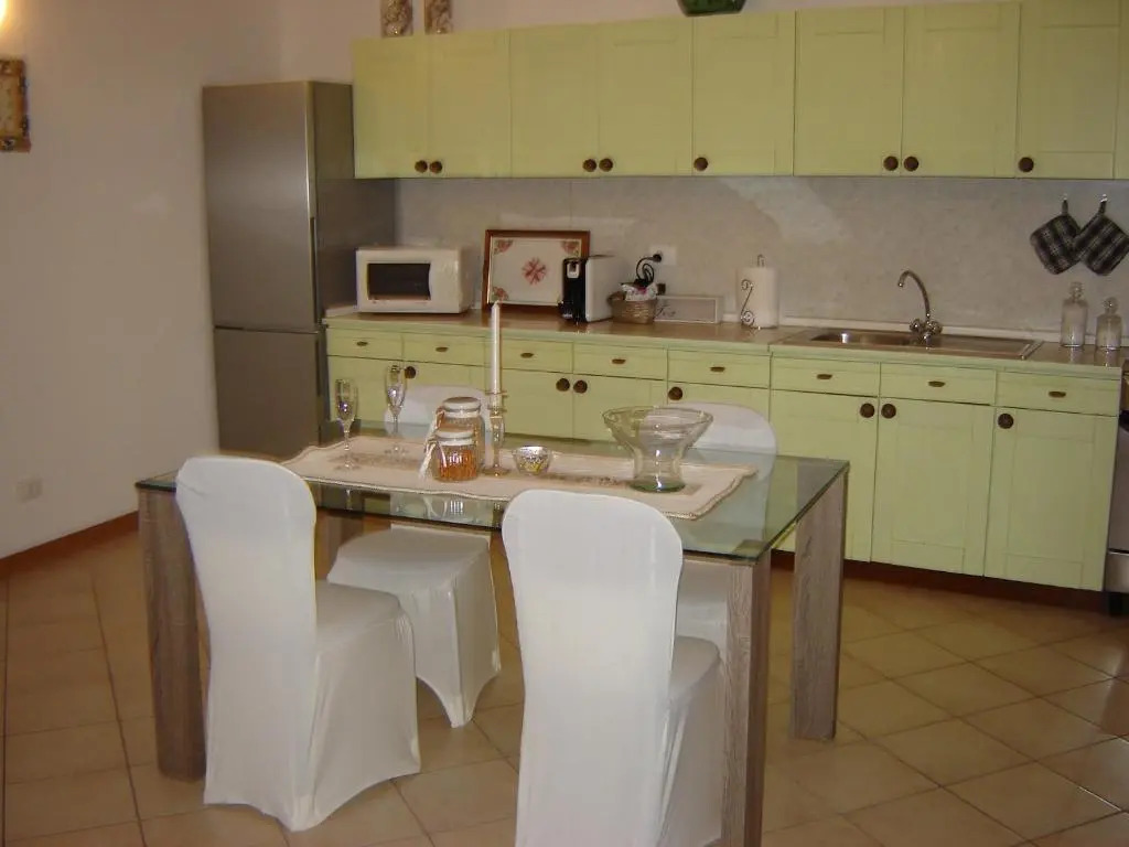 CASA DEL SOLE APPARTAMENTO N° 2 WHITE AND GOLD ROOM