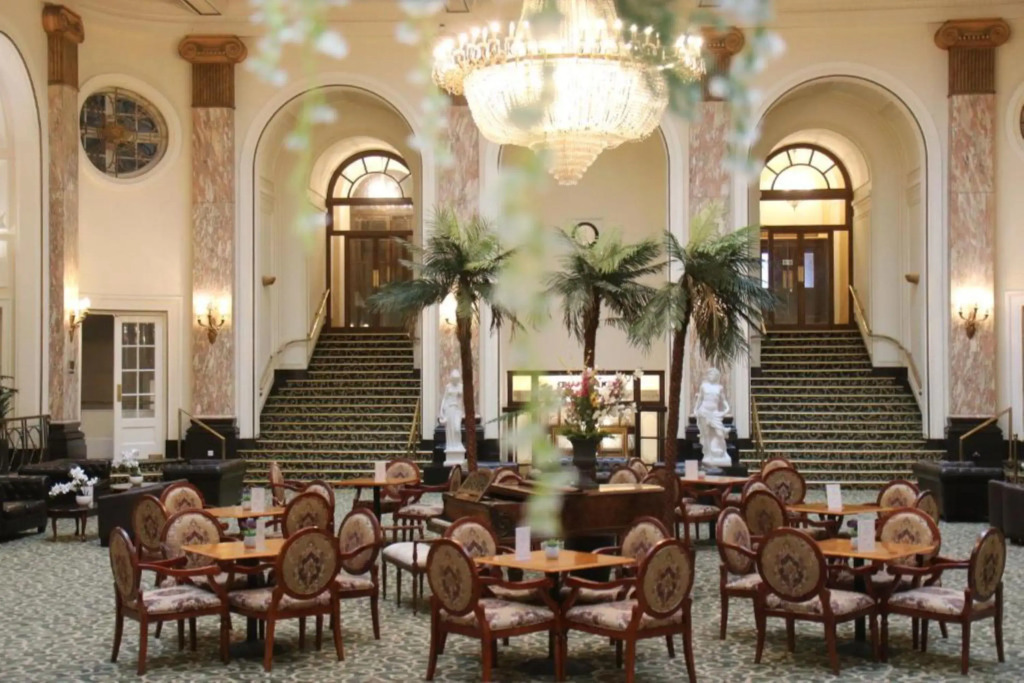 Adelphi Hotel