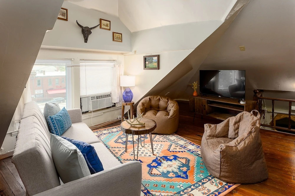 Center of Highlands! Spacious Bardstown loft!