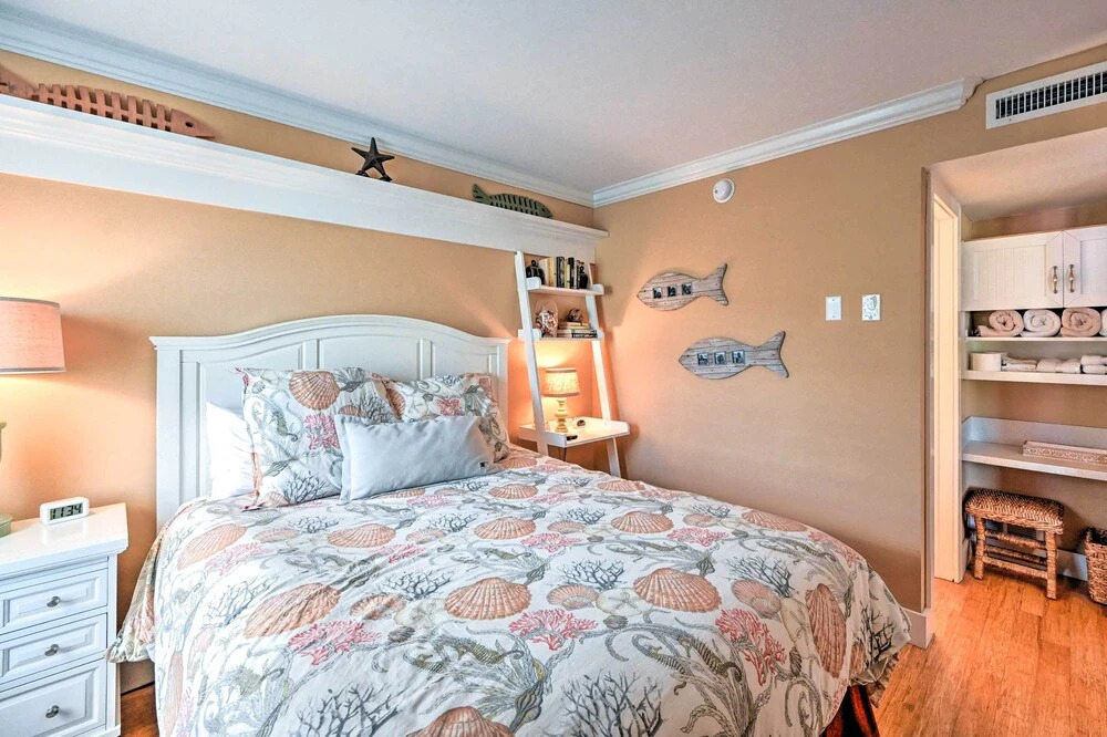 Condo w/ Pool Access: Walk to Shopping & Beach!