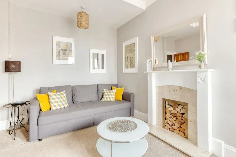 Bright One Bedroom West End Apartment