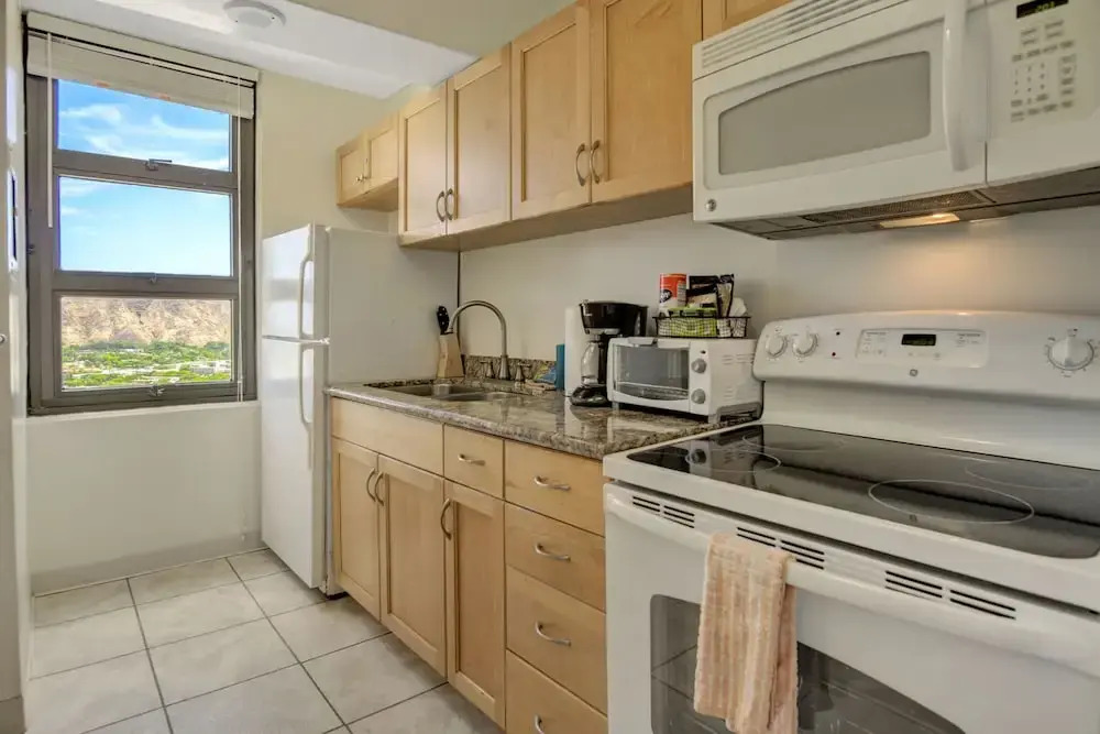 Waikiki Banyan - Ocean View Tower 2 Suite 3214
