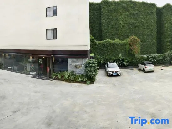 Longjiang Yishe Hotel (Baima Pedestrian Street)