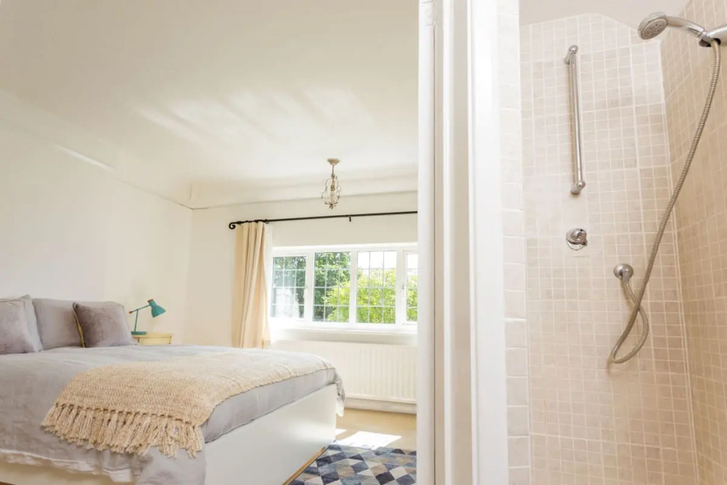The Queen Edith Place - Lovely 6BDR Home in Secluded Neighbourhood