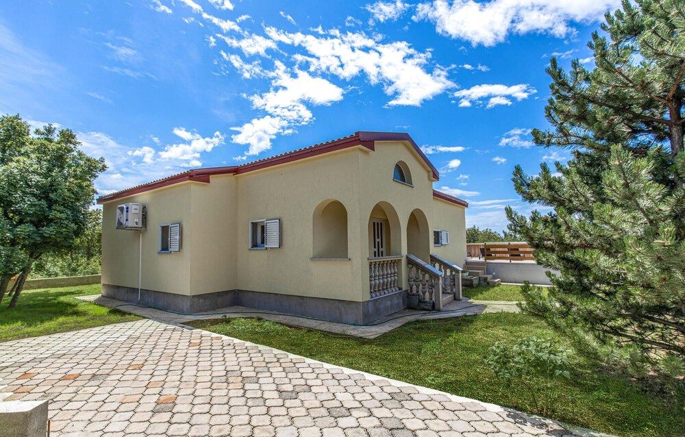 Pet Friendly Home In Smrika