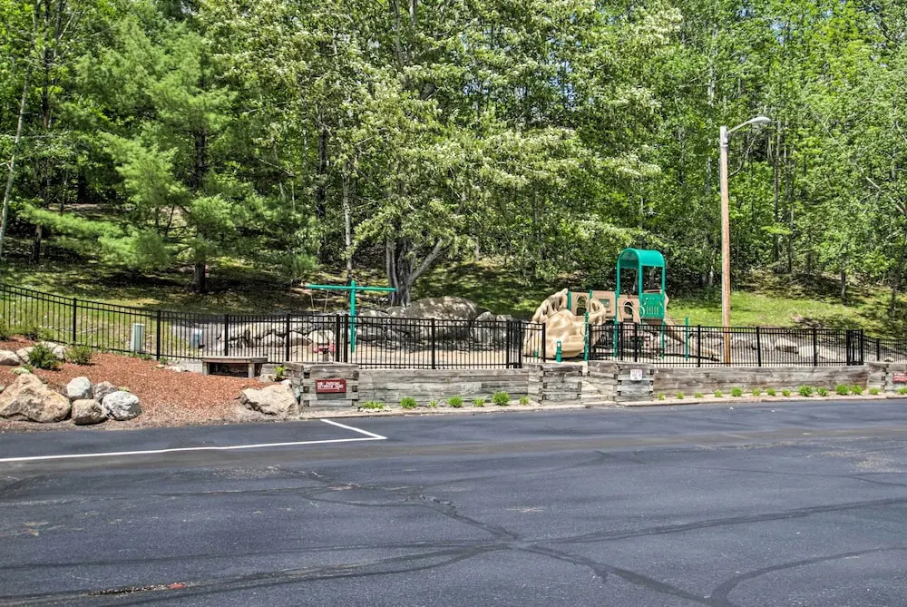 Pet-friendly Loon Mountain Condo w/ Deck + Grill!
