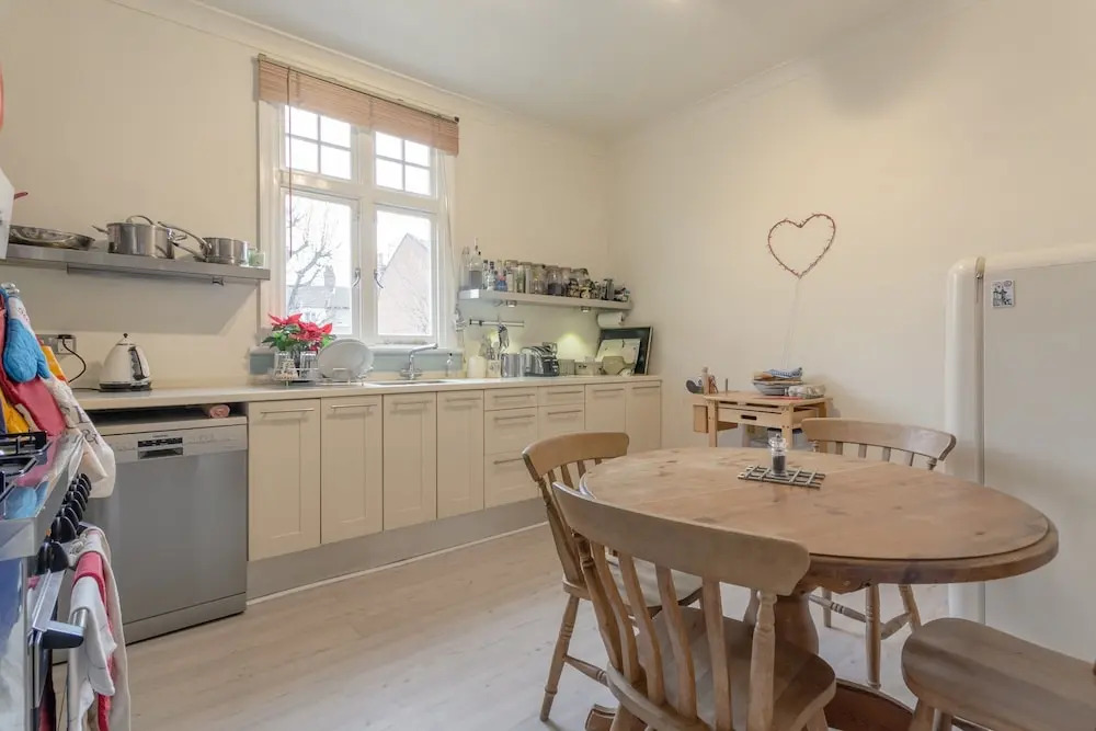 Charming 2 Bedroom Apartment Near Battersea