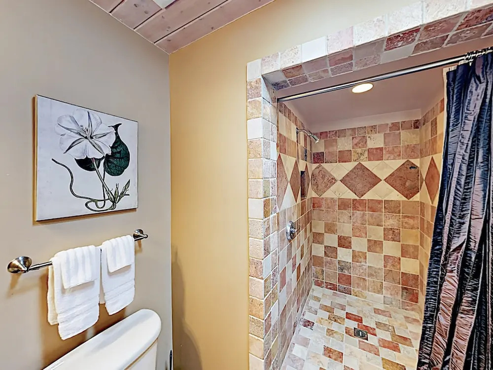Cozy Oasis Near Plaza W/ Private Backyard & Grill 2 Bedroom Home