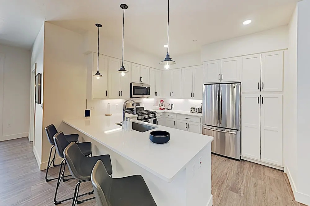 New Listing! Lavish All-season Escape W/ Hot Tub 3 Bedroom Condo