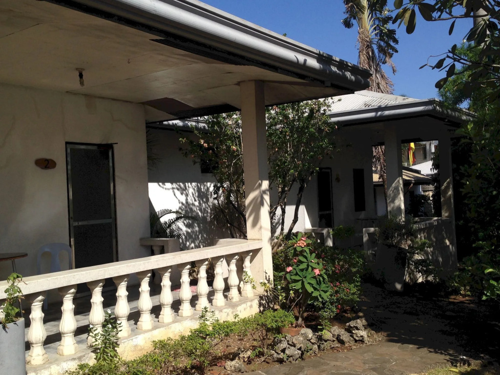 Lapu-Lapu Cottages & Restaurant