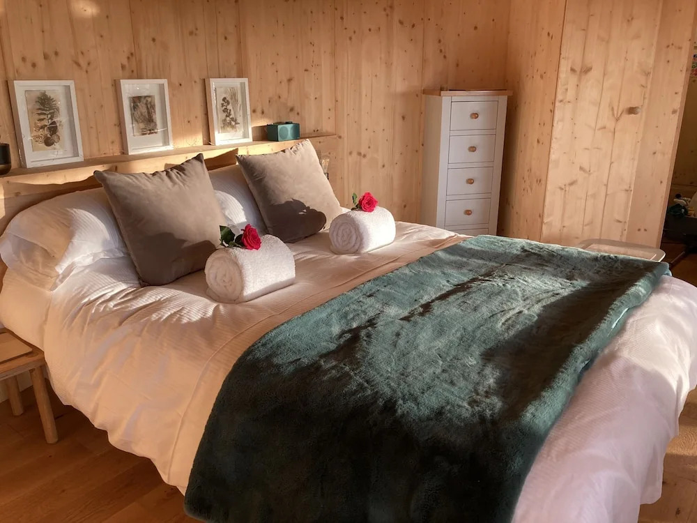 Luxury and Peaceful 1-bed Roundhouse With Hot Tub