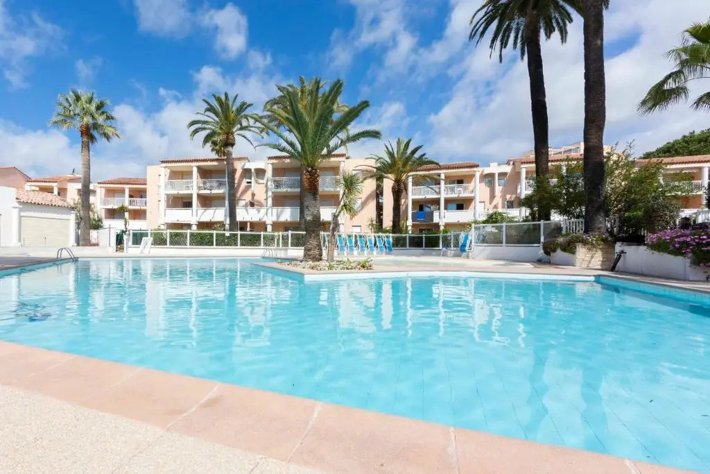 1 bedroom apartment in a residence with a swimming pool and a parking spot