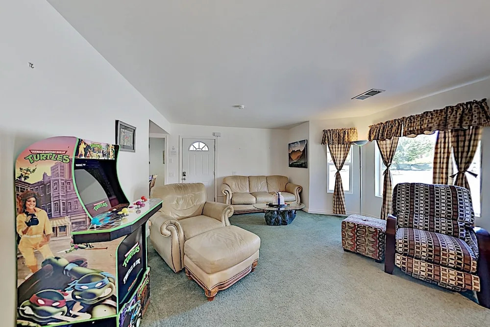 Corner Lot Gem W/ Hot Tub & Grill, Next To Shuttle 4 Bedroom Hotel Room