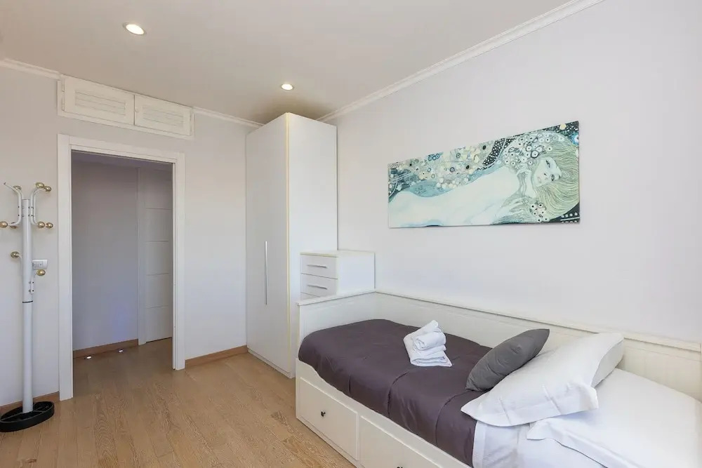 Rental in Rome Pyramid View Apartment