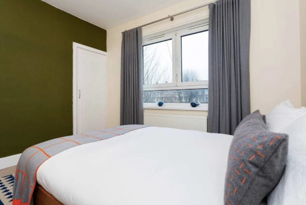 Quintessential 2 BR London Bridge Apartment