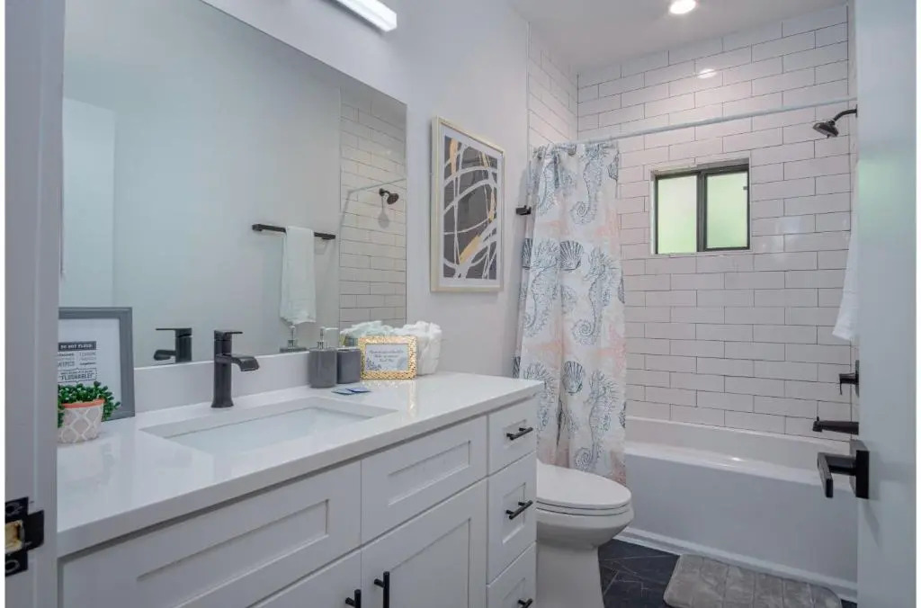 Gorgeous 3 BR 2 BA Near Amazing Downtown