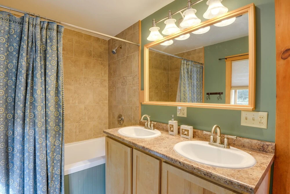 Charming Putney Home: Porch, Grill & Hiking Trails