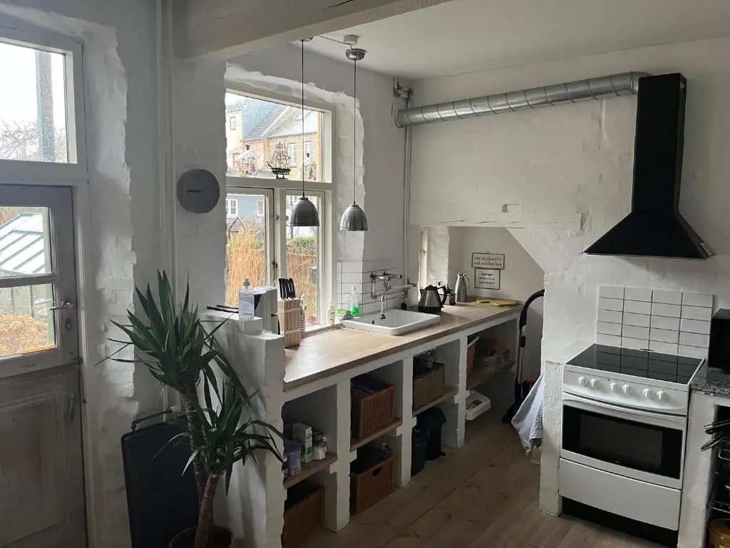 City House with Terrace, Garden and Free Parking