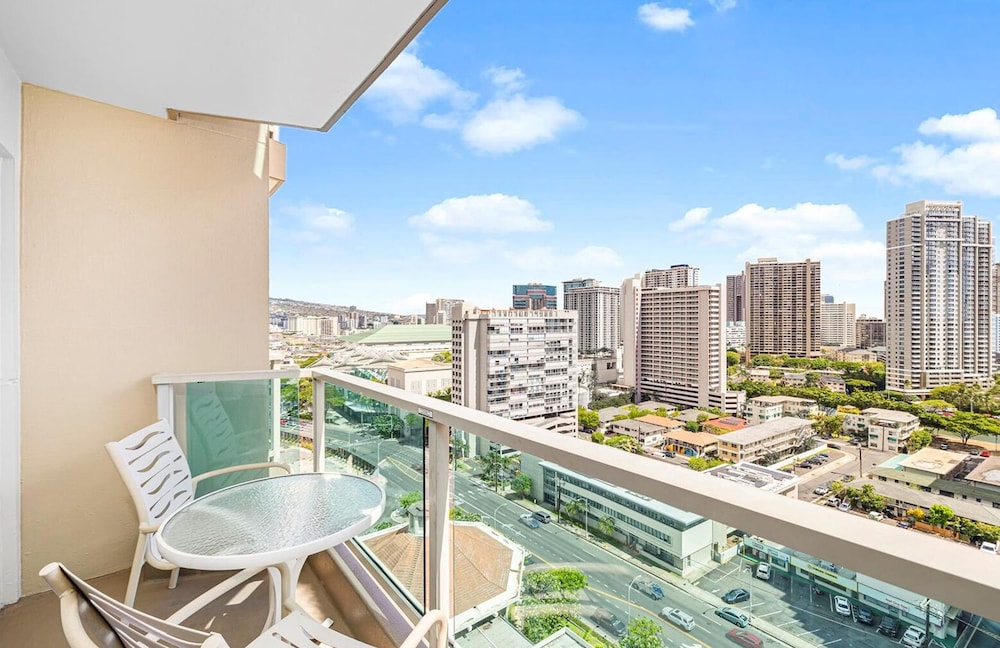 Stunning Ala Moana 2501