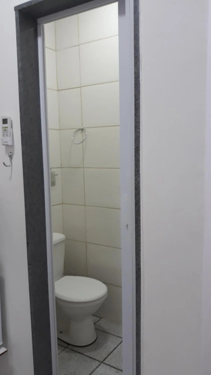Apto 12 Kitnet pequena NOVA Térreo Ar Cond Microondas Frigobar Tv Banheiro Excelente para 1 pessoa Barato Centro Praia